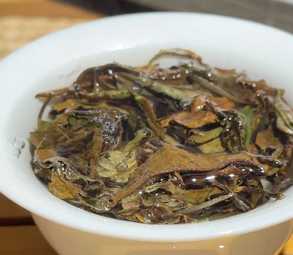 Lonely 400 year old wild tea tree, It can be made cold or hot - White tea 100g